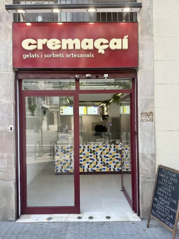 Fachada de la tienda cremaçai